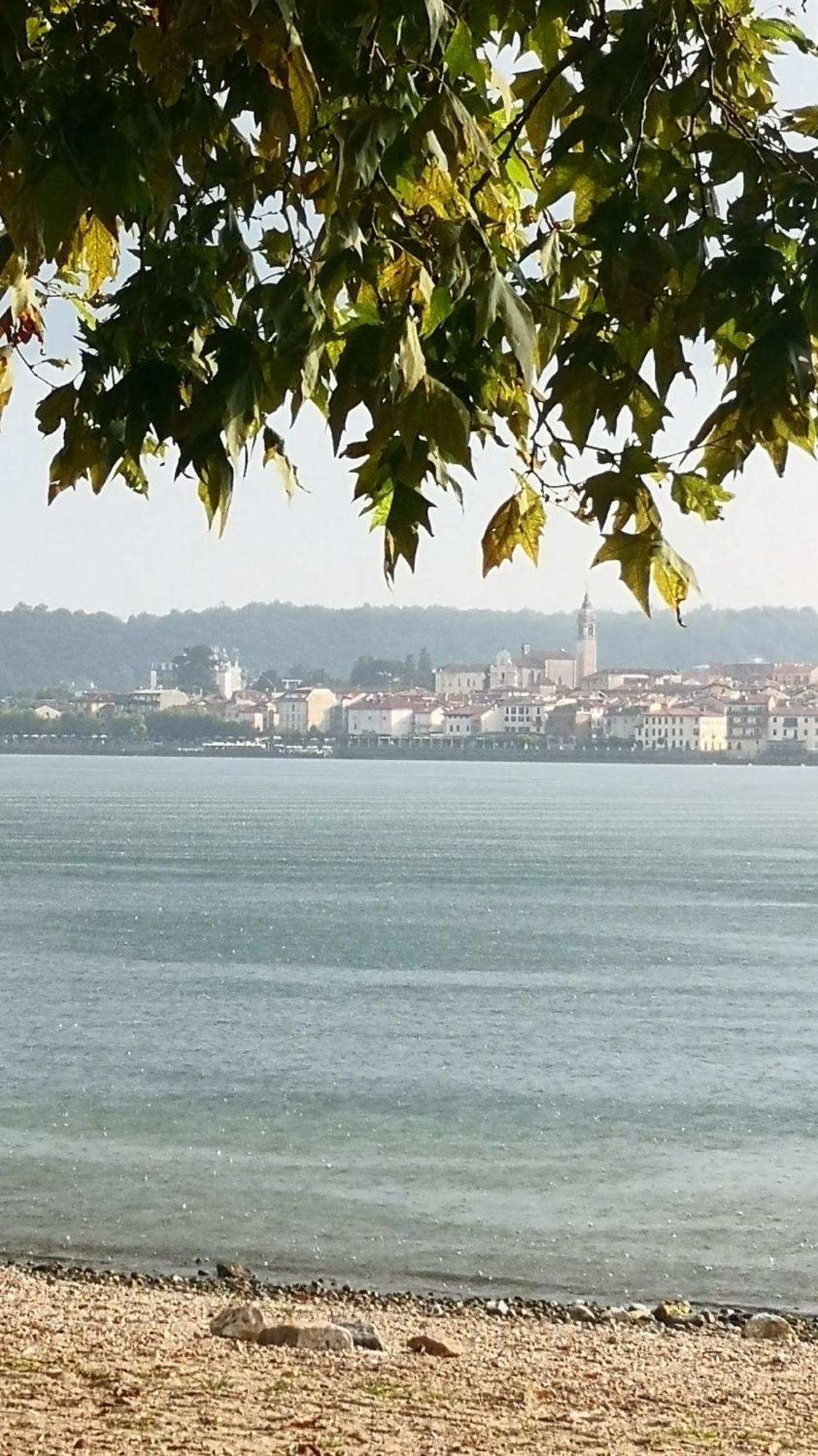 Residenza Esse Βίλα Angera Εξωτερικό φωτογραφία